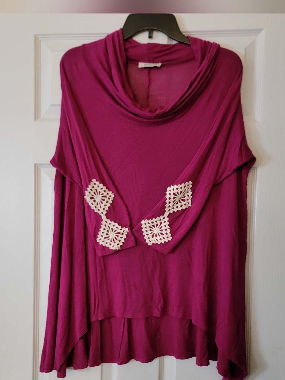 Grace & Lace Pink Fuschia Top w/Crochet Appliques Like NEW! 3/4 Sleeves